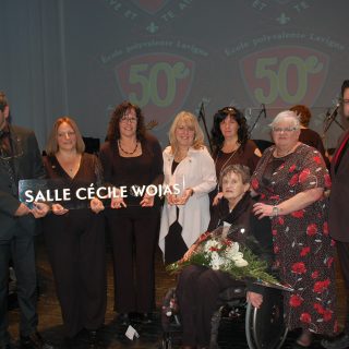 En 2018, l’auditorium de la polyvalente Lavigne a été renommé en l’honneur de Cécile
Hélène Wojas (à l’avant-plan). (Photo d’archives)
