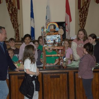 La nouvelle Chaise des générations de la MRC d’Argenteuil a été dévoilée devant les élus de la MRC et les jeunes qui l’ont créée. (Francis Legault, EAP)