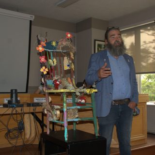 La Chaise des générations de Saint-André-d'Argenteuil a été présentée juste avant la séance publique du conseil municipal du mois de juin. (Photo Francis Legault, EAP)