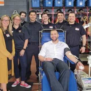 Le maire de Brownsburg-Chatham, Kévin Maurice, lors de son don de sang, entouré par les nombreux responsables de la municipalité qui ont contribué au succès de cette collecte. (Photo Ville de Brownsburg-Chatham)