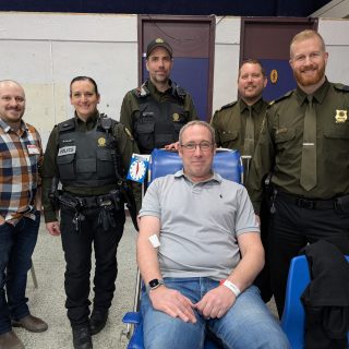 Jason Morrison, maire du Canton de Wentworth (2e don), entouré de Paul-Olivier Lafortune-Séguin, régisseur au service des loisirs pour la MRC, Marie-Josée Gervais, coordonnatrice locale en police communautaire, Jonathan Gauthier, patrouilleur, Étienne Cloutier, lieutenant responsable du poste de la MRC d’Argenteuil et Simon Jetté, lieutenant aux opérations du Centre de services Lachute. (Photo gracieuseté MRC d’Argenteuil)