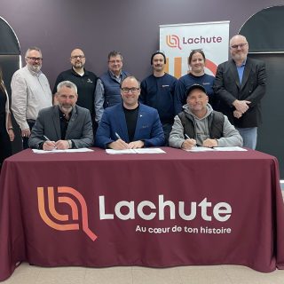 Benoit Gravel (Directeur général), Bernard Bigras-Denis (Maire de Lachute), François Paradis (Président du Syndicat), Virginie Normand (Conseillère, Service des ressources humaines), Pascal Larocque (Directeur, Service des travaux publics), Mathieu Rooke-Provost (Directeur, Service des ressources humaines), André Primeau (Directeur général adjoint), Mathieu Massé-Paradis (Vice-président du Syndicat), Geneviève Cadieux (Secrétaire-trésorière du Syndicat), Stéphane Paré (Conseiller syndical SCFP). (Photo gracieuseté Ville de Lachute)