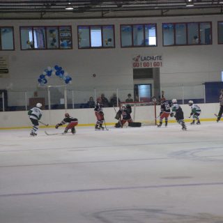 L’aréna de Lachute était l’hôte du volet M-13 AAA du championnat provincial de cette
catégorie, la Coupe Chevrolet. (Francis Legault, EAP)