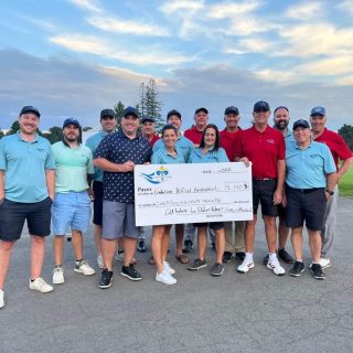 La première Coupe des Courtiers, remportée par l’équipe des courtiers immobiliers, a
permis d’amasser 5530$ pour la FHA. (Photo gracieuseté André St-Jean)