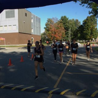 Près de 170 coureurs et une vingtaine de marcheurs ont pris part à la 12e édition de la Course Marche Relais Argenteuil le 28 septembre
dernier. (Francis Legault, EAP)