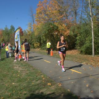 Près de 190 participants, divisés dans une trentaine d’équipes, se sont relayés le long du parcours de 100 km de la CMRA 2025. Plus de 22 000 $ ont été amassés pour la FEJA. (Francis Legault, EAP)