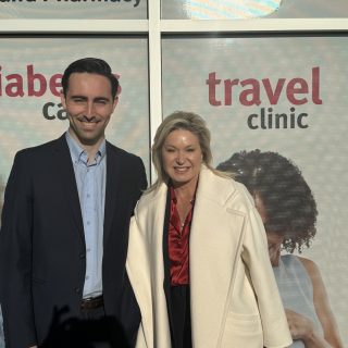 Trevor Stewart, candidat libéral de Glengarry-Prescott-Russell, à gauche, a accueilli la chef libérale de l'Ontario, Bonnie Crombie, lors d'une visite au Pharmasave de Rockland, qui abrite la seule clinique sans rendez-vous de la communauté, la semaine dernière.