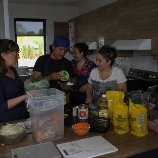 L’activité Transfo & Cuistot permet aux citoyens de se réunir pour cuisiner ensemble tout en apprenant des techniques pour mieux économiser sur son épicerie. (Photo Francis Legault)