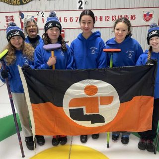 L’équipe féminine de curling qui représentera les Laurentides aux Jeux du Québec à Blainville. De gauche à droite : Estelle Louis-Seize, Félie Allard, Maya Nanse (5ième joueuse), Bernadette Boulet et Jasmine Hutt. À  l’arrière, Lucie Champoux, entraîneuse. (Photo gracieuseté Club de curling de Lachute)