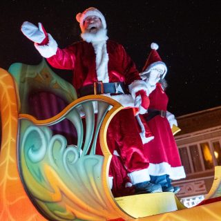 Une quarantaine de chars ont précédé celui du Père Noël lors du défilé de la Ville de Lachute. (Photo gracieuseté Pascal Paul-Gauthier)