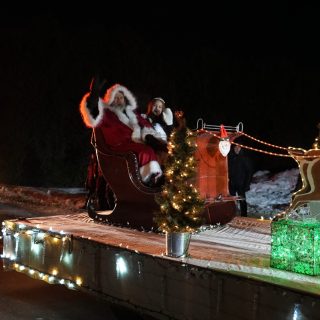 Le père Noël a rendu visite aux citoyens de Saint-André-d’Argenteuil. (Francis Legault, EAP)
