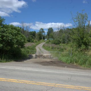 L’accès au site était bloqué par des barrières et des blocs de béton lors du passage de L’Argenteuil à la fin de la semaine dernière. (Francis Legault, EAP)