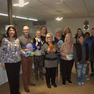 Une vingtaine des 53 membres du Cercle des Fermières de Lachute ont contribué à ce projet en tricotant divers vêtements chauds pour les élèves des écoles primaires de Lachute. (Francis Legault, EAP)