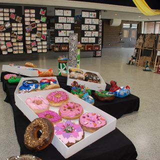 Plus de 600 élèves de la polyvalente Lavigne présentent leurs créations artistiques dans le cadre de leur exposition de fin d’année. (Francis Legault, EAP)