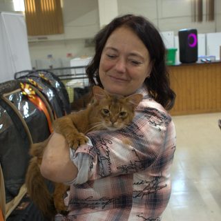 Nadia Labrie est venue à Lachute présenter ses somalis et abyssins, deux races qu’elle qualifie d’hyper affectueux. Elle participe à une
dizaine d’expositions félines par année. (Francis Legault, EAP)