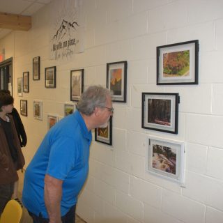 Les photos des jeunes participants sont exposées dans le local d’Univers jeunesse
Argenteuil. (Francis Legault, EAP)
