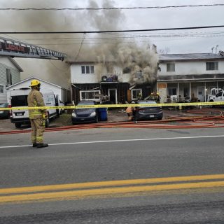 Un immeuble de six logements a été entièrement détruit par les flammes, jetant à la rue 14 personnes. (Photo gracieuseté Sylvain Côté)