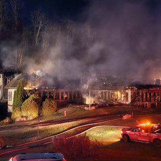 Les flammes, qui seraient d’origine accidentelle, se seraient propagées rapidement à une bonne partie de l’hôtel. (Photo gracieuseté Sylvain Côté)