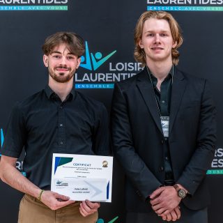 Félix Lafond (à gauche), skieur paranordique de Brownsburg-Chatham, a reçu la Bourse persévérance sportive Milan Latulippe de 350 $ des mains de celui-ci. (Photo  Robert Lapointe, Loisirs Laurentides)