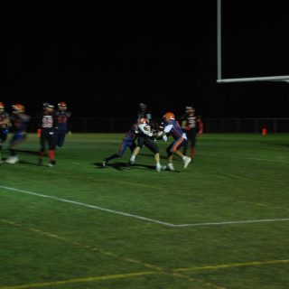 L’Inuk de la polyvalente Lavigne a encore une fois connu un lent départ lors de son dernier
match de la saison régulière. Cela ne l’a cependant pas empêcher d’écraser ses adversaires
53-6. (Francis Legault, EAP)