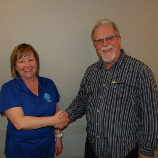 Brigitte Lallement, présidente du club des Dames d’Argenteuil, et Claude Lahaise, président
du Club Richelieu Lachute, annoncent que les deux clubs fusionnent pour en former un
seul qui accueillera autant les femmes que les hommes. (Francis Legault, EAP)