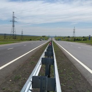 Une glissière en acier sera installée au centre de la 50 dès l’an prochain sur une distance d’environ dix kilomètres. (Photo fournie)