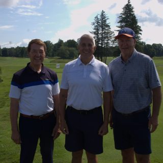 Pierre Pagé, Bob Hartley et Kevin Lowe ont confirmé que cela n’avait pas été trop difficile de les convaincre de revenir comme présidents d’honneur de ce tournoi de golf au profit du CPSCA. (Photo Francis Legault, EAP)