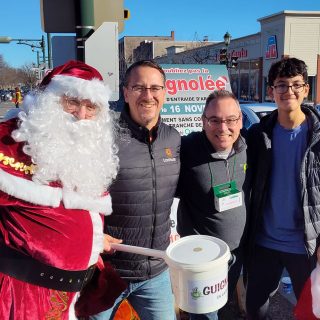 Le président d’honneur de la Guignolée 2024 de Lachute, Jimmy Desabrais (2e à droite),
s’est dit impressionné par la participation des nombreux bénévoles à l’événement. (Photo
gracieuseté Jimmy Desabrais)