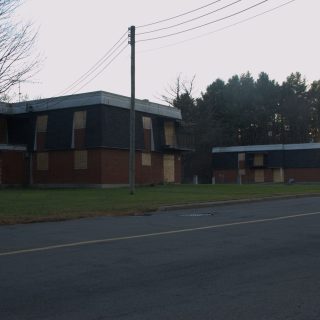 Vidés de leurs résidents depuis plus d’un an, les immeubles situés au 97 et 99 de la rue
Paul-Émile-Barbeau devraient bientôt faire place à un nouvel édifice flambant neuf. (Francis Legault, EAP)