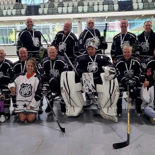 es Hawks de Hawkesbury, médaillés d’argent dans la classe 60 ans et plus aux Jeux du
Canada 55+. (Photo graicueseté François Gravel)