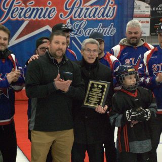 De nombreux anciens joueurs de Gilles Proulx l’ont surpris le rejoignant sur la patinoire lors de l’hommage qui lui a été rendu. (Francis
Legault, EAP)
