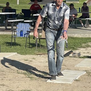 Louis Villeneuve effectue quelques rondes de pratique avant le début de la ligue de fer à cheval de Rockland, le lundi 4 juin. La ligue se déroule deux jours par semaine, les lundis et jeudis, à son nouveau domicile situé entre l'aréna Jean Marc Lalonde et un terrain de baseball au Parc Simon.
