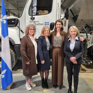 La députée d’Argenteuil, Agnès Grondin (à gauche), était présente lors de l’annonce des investissements routiers pour les années 2025-2026 par la ministre des Transports, Geneviève Guilbault. (Photo gracieuseté ministère des Transports)