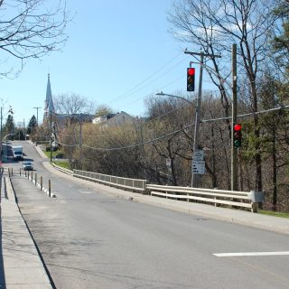 Le pont Henri-Raby de Brownsburg-Chatham ne fait pas partie de la liste des investissements routiers prévus par le MTMD, bien qu’il en ait déjà fait partie sans que des travaux n’aient lieu. (Photo Francis Legault)