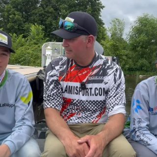 Louis-Félix Renaud (à gauche) et Derek Lacelle (à droite) sont passés à quelques points d’être sur le podium de cette 2e édition des Jeux provinciaux de pêche qui avait lieu à Brownsburg-Chatham. Leur capitaine, Luc Bonneville (au centre), a publié de nombreuses
vidéos de leurs exploits sur les réseaux sociaux durant la fin de semaine. (Capture d’écran Facebook)
