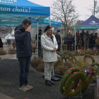 Des membres du Royal 22e Régiment qui ont connu Alexandre Péloquin étaient présents à la cérémonie du Souvenir dans la ville natale de ce dernier. L’un d’eux a même déposé une gerbe au pied du cénotaphe du Parc des Vétérans. (Francis Legault, EAP)