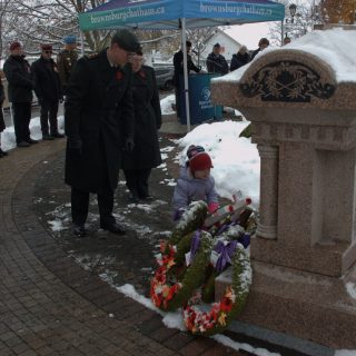 Des citoyens de tous les âges ont pris part à la cérémonie du Souvenir à Brownsburg-Chatham. (Photo Francis Legault, EAP)