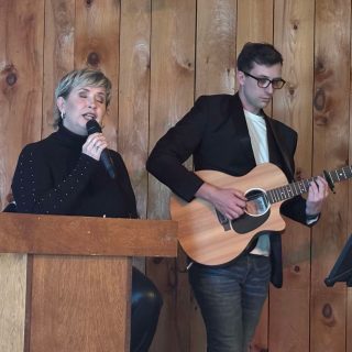 La chanteuse Nathalie Simard est venue offrir une conférence musicale portant sur la violence dont peuvent être victimes les aînés. (Photo gracieuseté CAB d’Argenteuil)