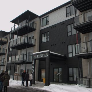 Le nouvel immeuble à logements Le Laurentien a été construit sur le terrain qui accueillait
autrefois le cinéma du même nom. (Francis Legault, EAP)