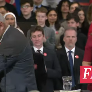 Dans des images qui ont depuis fait le tour du monde, Stéphane Lauzon a dû jouer au garde du corps pour Chrystia Freeland lorsqu’une manifestante est parvenue à monter sur la scène sur laquelle elle se trouvait le 20 janvier dernier à Toronto. (Photo capture d’écran, Global News)