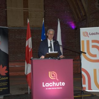 Lors de l’annonce d’une subvention pour le projet de la nouvelle bibliothèque de Lachute (voir autre texte), le député fédéral Stéphane Lauzon a confirmé qu’il briguerait un nouveau
mandat lors des prochaines élections. (Francis Legault, EAP)