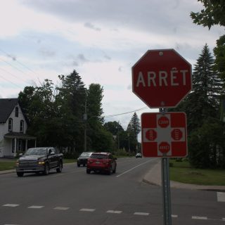 L’arrêt obligatoire situé au coin des rues Principale et Carrière restera en place tandis que la limite de vitesse sera abaissée à 40 km/h entre le chemin Dunany et l’avenue Béthany. (Photo Francis Legault)