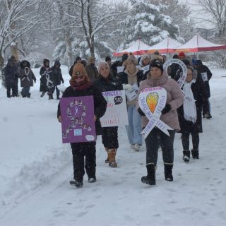 La marche rendait hommage aux 14 victimes de la tuerie de Polytechnique mais aussi à
trois jeunes femmes de la région victimes de féminicide. (Francis Legault, EAP)