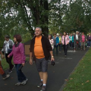 Une trentaine de marcheurs ont pris part à la première sortie du groupe de marche du comité 50+ Bouger+ de la saison qui rendait aussi hommage à l’un de ses cofondateurs,
André Therrien. (Francis Legault, EAP)
