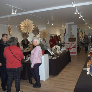 Jusqu’au 31 décembre, le Centre d’art d’Argenteuil tient son Marché de Noël. Ce sont 14 artisans qui y proposent leurs différents produits. (Francis Legault, EAP)