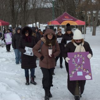 Une soixantaine de participants, dont plusieurs membres de la famille d’Océane Boyer, ont pris part à cette marche commémorative au
parc Barron de Lachute. (Francis Legault, EAP)