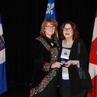 Francine Campbell (à droite) a été l’une des quatre personnes oeuvrant bénévolement dans
Argenteuil qui ont été honorées en recevant la Médaille de la lieutenante-gouverneure des
mains de cette dernière, l’honorable Manon Jeannotte. (Photo gracieuseté Cabinet de la
Lieutenante-gouverneure du Québec)