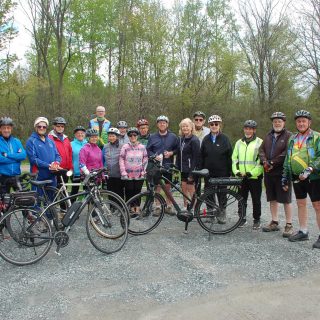 Une vingtaine de cyclistes en moyenne participent aux sorties hebdomadaires de MercrediVélo 50+.(Photo Francis Legault)