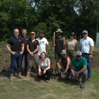 Plus de 750 pousses d’arbres et arbustes ont été plantées sur un terrain vacant de 250 mètres carrés. D’ici à peine deux ou trois ans, on espère que celles-ci atteindront une hauteur de cinq mètres. (Photo Francis Legault)