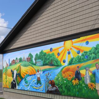 Le Club Optmiste de St-Pascal-Baylon a dévoilé une murale le vendredi 12 juillet, au centre communautaire Ronald Lalonde, qui détaille l'histoire de la région. Jacques Martin, entraîneur des Sénateurs d'Ottawa à temps plein et par intérim et originaire de la communauté, était présent lors de la présentation de la murale puisqu'il figure sur l'œuvre d'art. La fresque a été créée par Olga Pimenova, une résidente d'Orléans.